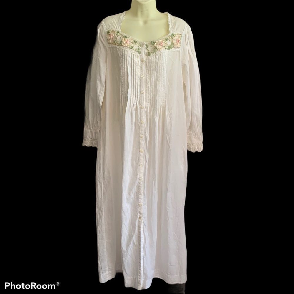 Vtg Queen Anne’s Lace‎ by Eileen West robe